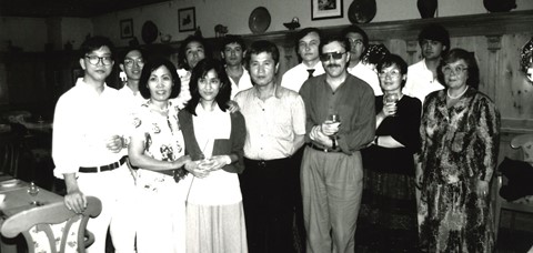 Ehrengast Im Kwon-taek (Mitte) mit koreanischer Delegation