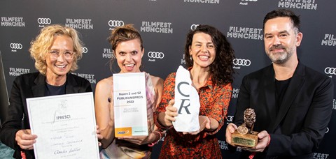 Preisverleihung 2022: Claudia Müller, Hanna Doose, Mira Fornay und Moritz Peters von Koch Film, der für BROKER den ARRI-Preis entgegen nahm