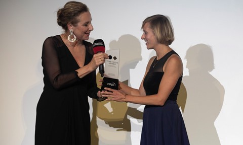 Festival director Diana Iljine presents the CineVision Award to Lysann Windisch of MUBI Germany, who accepts it on behalf of AFTERSUN by Charlotte Wells. 