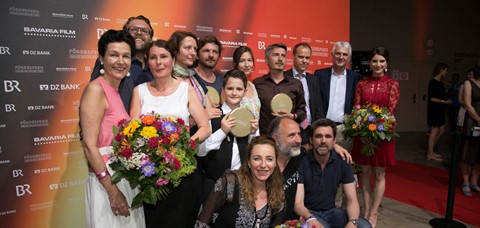 Die Gewinner mit der Jury, den Preisstiftern, der Festivalleiterin Diana Iljine und HFF-Präsidentin Bettina Reitz