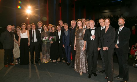 Das Team von MACKIE MESSER – BRECHTS DREIGROSCHENOPER mit Festivalchefin Diana Iljine